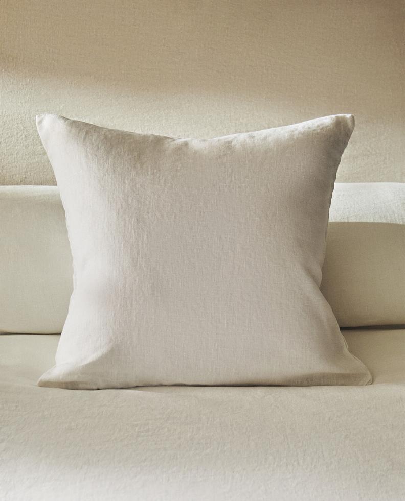 (310 GXM²) LINEN THROW PILLOW COVER offers at $49.9 in ZARA HOME