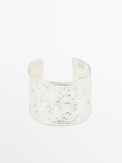 Textured rigid bracelet offers at $99.9 in Massimo Dutti