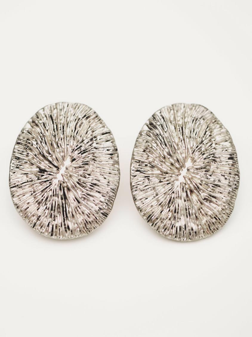Textured oval earrings offers at $79.9 in Massimo Dutti