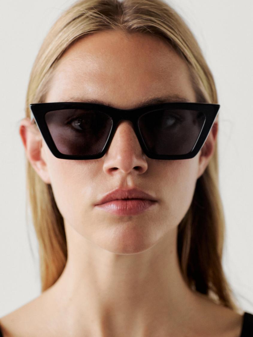 Square resin sunglasses offers at $129 in Massimo Dutti