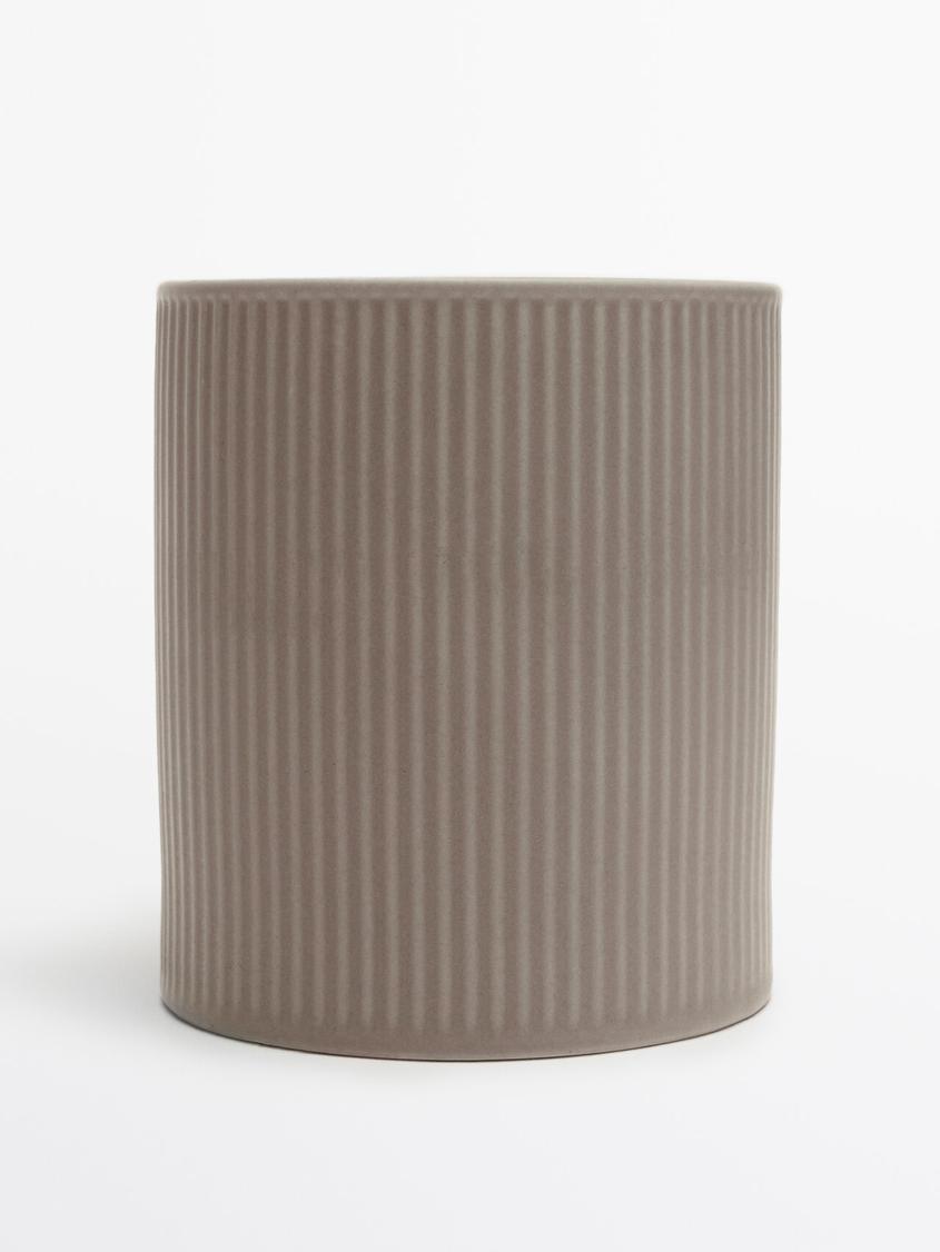 Chamomile & Vetiver scented candle (280 g) offers at $55.9 in Massimo Dutti